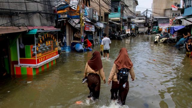 AFP__20251206__87AJ94W__v1__MidRes__IndonesiaWeatherClimateFlood.jpg