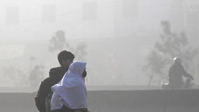 AFP__20251208__87E27ZQ__v1__MidRes__PakistanEnvironmentPollution.jpg