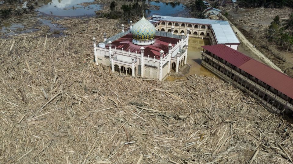 AFP__20251210__87PA4PK__v1__MidRes__IndonesiaFlood.jpg