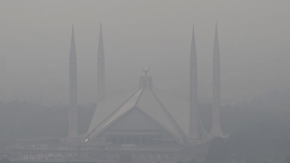 AFP__20251211__87RD3NQ__v1__MidRes__PakistanEnvironmentPollution.jpg