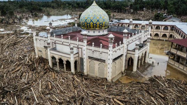AFP__20251214__883N4BR__v1__MidRes__IndonesiaFlood.jpg
