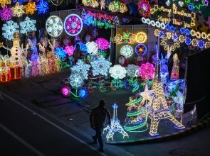 Giant lanterns light up Christmas in Catholic Philippines
