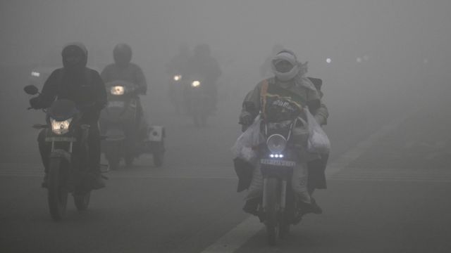 AFP__20251227__894439R__v1__MidRes__IndiaWeatherEnvironmentPollution.jpg