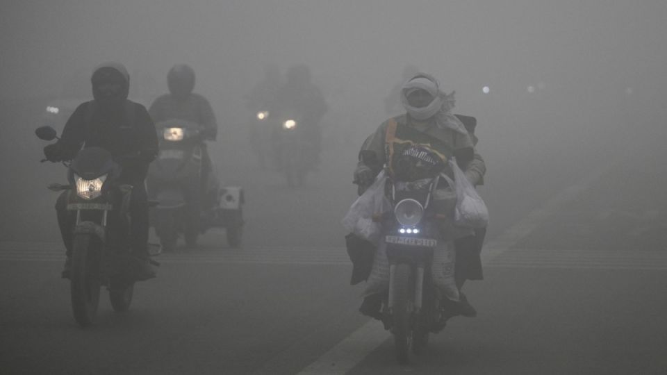 AFP__20251227__894439R__v1__MidRes__IndiaWeatherEnvironmentPollution.jpg