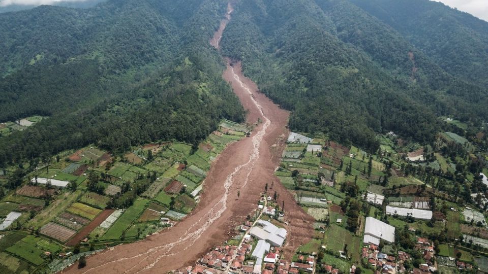 AFP__20260125__93WT9HL__v2__MidRes__TopshotIndonesiaEnvironmentLandslide.jpg
