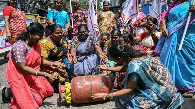 AFP__20260312__A2X87PH__v1__MidRes__IndiaWarIranUsIsraelEnergyGasProtest.jpg