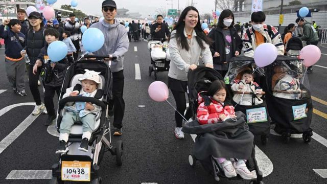 AFP__20260328__A4ZL3T3__v1__MidRes__SkoreaLifestyleStrollerRun.jpg