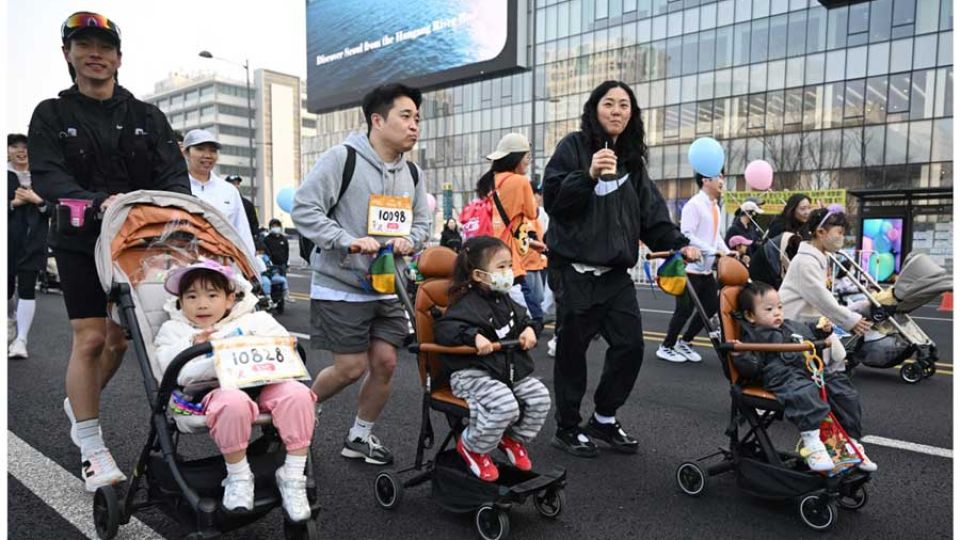 AFP__20260328__A4ZL4G3__v1__MidRes__SkoreaLifestyleStrollerRun.jpg