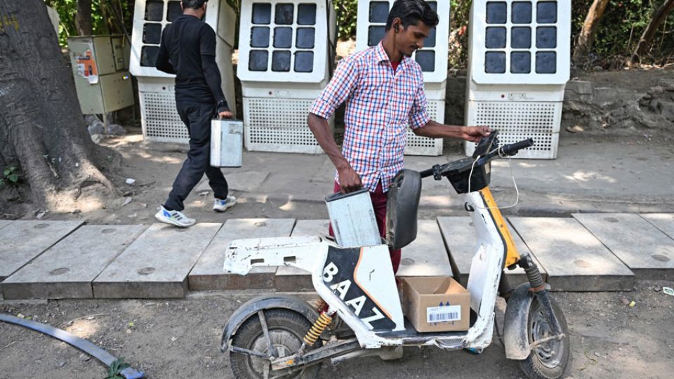 AFP__20260412__A7HT3M2__v1__MidRes__IndiaEconomyTransportEv.jpg