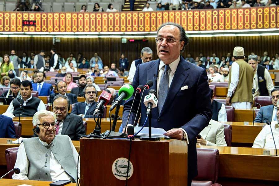 AFP__20260612__B6W29T4__v1__MidRes__PakistanEconomyBudget.jpg