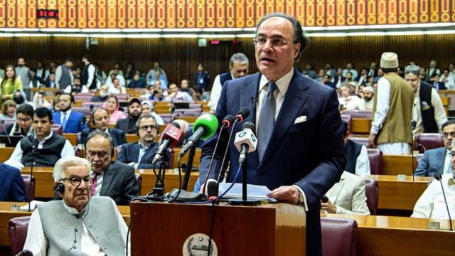 AFP__20260612__B6W29T4__v1__MidRes__PakistanEconomyBudget.jpg