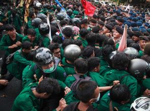 Growing discontent with policymaking keeps Indonesian students on streets