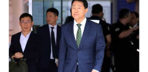 Seoul mayor fined over illegal campaign polls, could lose office