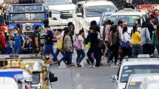Baguio-crowd-Crossing-at-City-Hall-May-14-2023-by-Neil-Clark-Ongchangco-620x241-1.jpeg