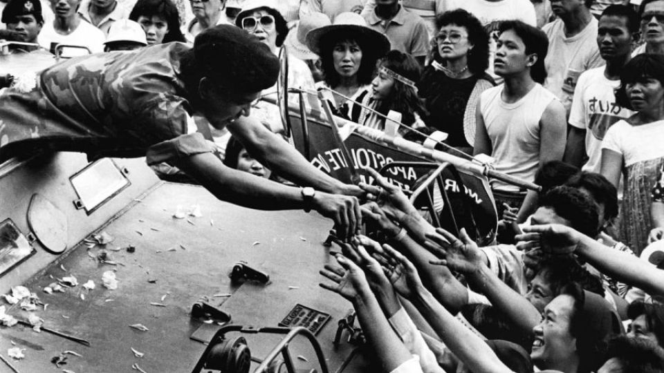 Bravely-standing-in-front-of-tanks-the-people-and-soldiers-united-peacefully-during-the-EDSA-People-Power-Revolution.jpg