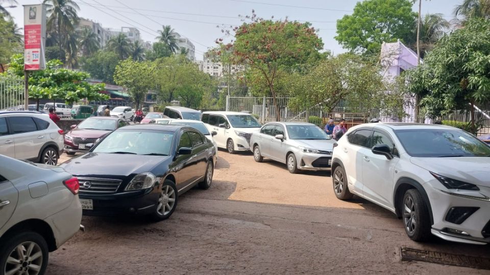 Filling-station-traffic.jpg