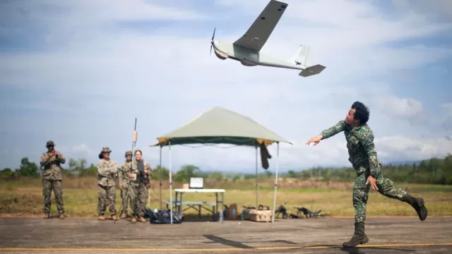 Philippine-Marine-with-Force-Reconnaissance-Group-Small-Unmanned-Aircraft-System-Team-1-launches-a-RQ-20B-Puma-AE-04172023.webp