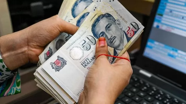SINGAPORE-FINANCE-CURRENCY-091408_5.webp