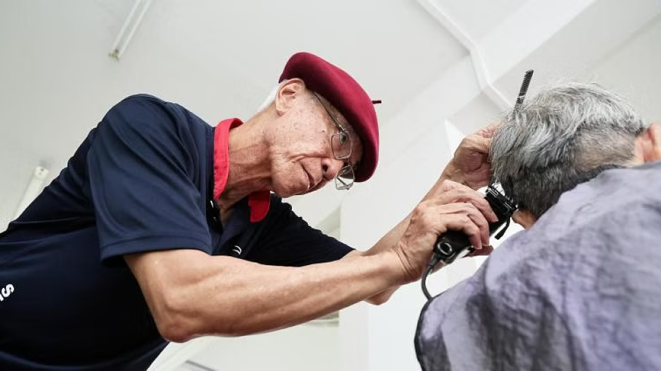 Screenshot-2024-05-17-at-09-48-42-Meet-the-‘little-red-hat-who-travels-around-Singapore-giving-free-haircuts-to-the-elderly-and-needy.png