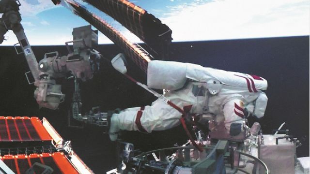 Screenshot-2024-05-29-at-09-13-10-Shenzhou-XVIII-crew-conducts-1st-spacewalk.jpg