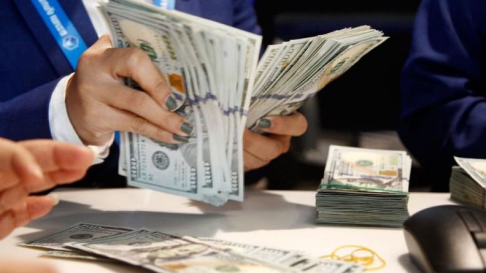 a-staff-at-a-private-bank-counts-money-in-phnom-penh-in-2022.-heng-chivoan.jpg