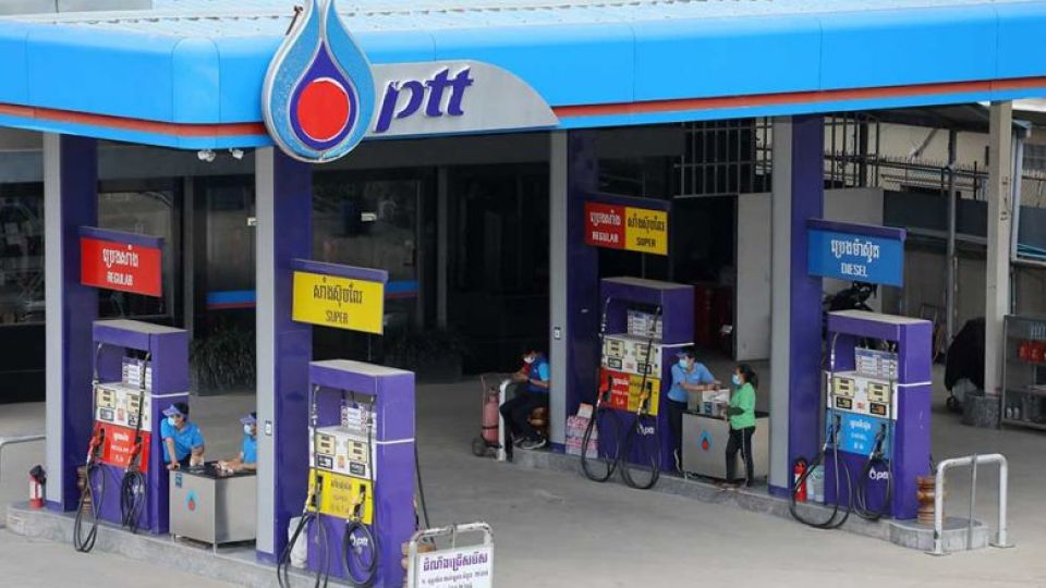 a_ptt_station_near_the_kbal_thnal_overpass_in_the_capitals_meanchey_district_last_year._hong_menea.jpg