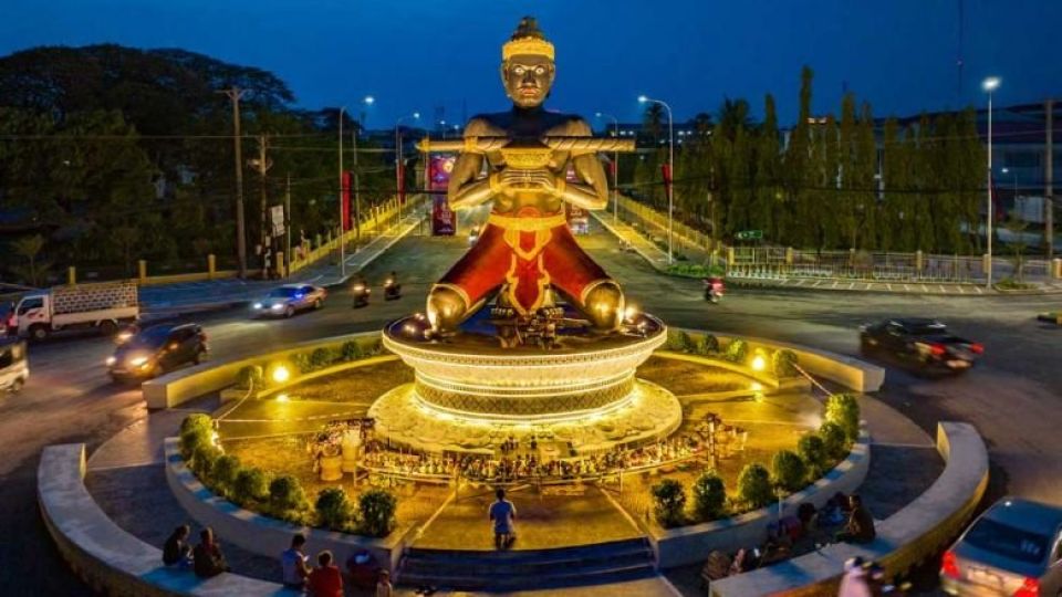 a_statue_of_lok_ta_dambang_kronhung_at_his_namesake_roundabout_on_national_road_5_in_battambang_town._yousos_apdoulrashim.jpg