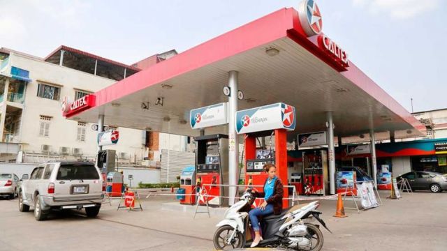 a_woman_stops_by_a_gas_station_in_phnom_penh._heng_chivoan.jpg