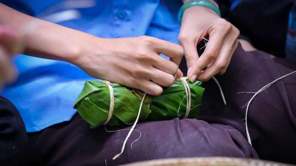 a_youth_makes_traditional_num_ansom_at_union_of_youth_federations_of_cambodia_uyfc_on_september_15._uyfc.jpg