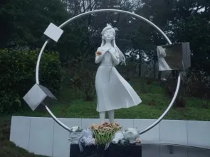 Taiwanese actress Barbie Hsu’s statue unveiled on her first death anniversary