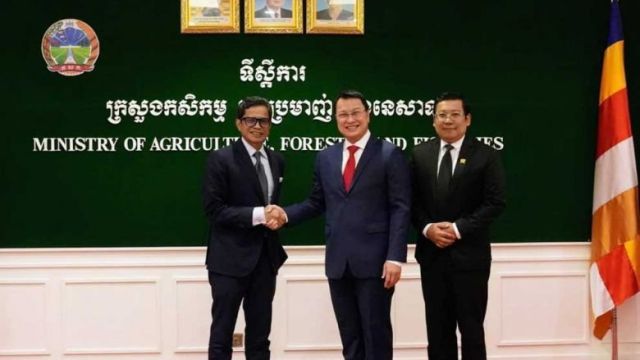 agriculture_minister_dith_tina_centre_shakes_hand_with_indonesias_deputy_foreign_minister_pahala_n_mansury_in_phnom_penh_on_august_16._maff.jpg