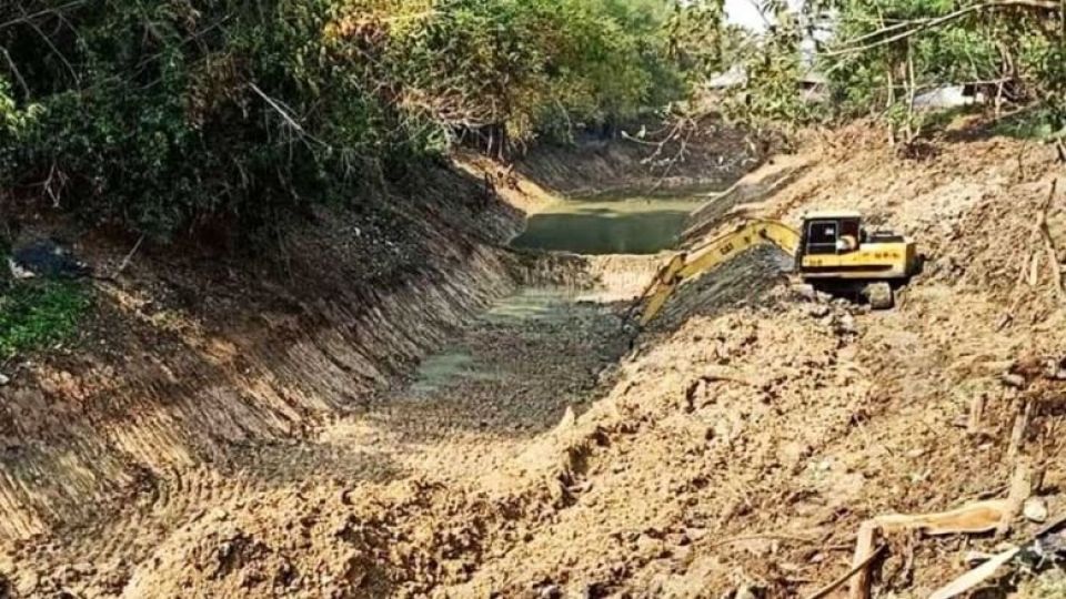 an_excavator_restores_a_canal_amid_a_drought_in_mongkol_borei_district_of_banteay_meanchey_province_in_february_last_year._supplied.jpg