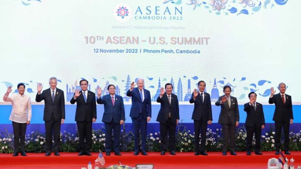 asean_leaders_and_us_president_joe_biden_pose_for_a_group_photo_at_the_asean-us_summit_in_phnom_penh_on_november_12._hong_menea.jpg