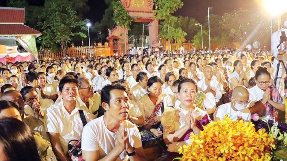 buddhist_followers_celebrate_kathin_on_october_12_at_a_pagoda._facebook-1.jpg
