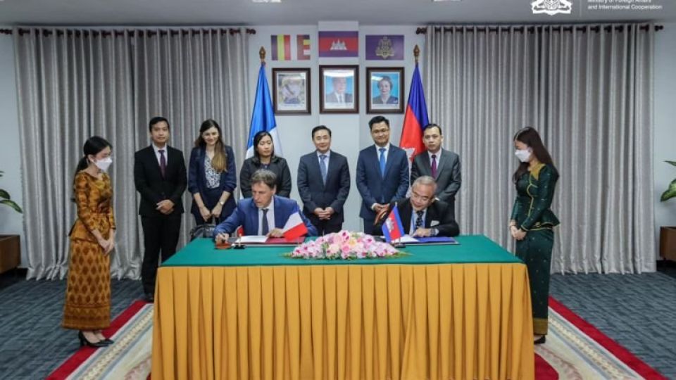 cambodia-france-ink-political-consultation-deal.jpg