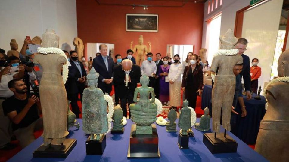 cambodian_and_us_government_officials_celebrate_the_return_of_27_artefacts_from_the_us_in_a_handover_ceremony._hong_menea.jpg