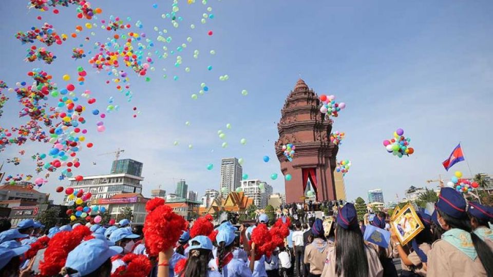 cambodians_observe_the_69th_anniversary_of_independence_day_on_november_9_at_independence_monument_in_the_capital._hong_menea.jpg