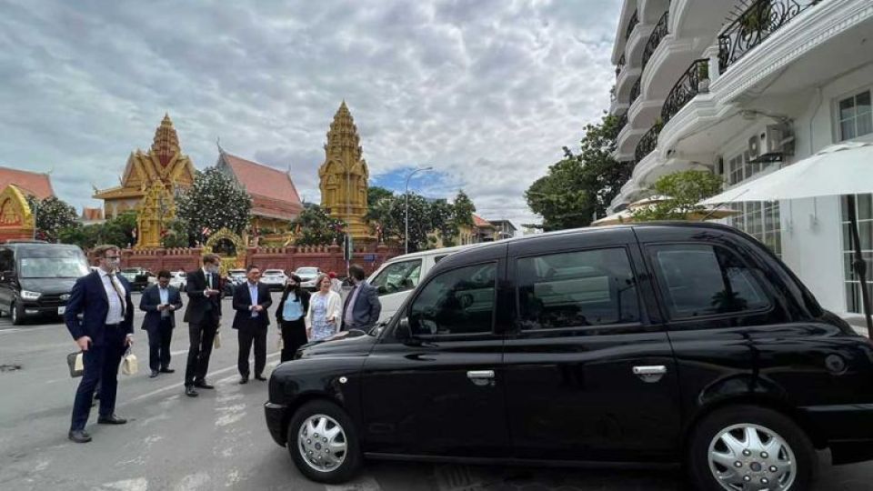 cdc_secretary-general_sok_chenda_sophea_and_the_uk_delegation_are_seen_in_phnom_penh_during_their_visit_on_monday._jon_lambe_via_twitter.jpg