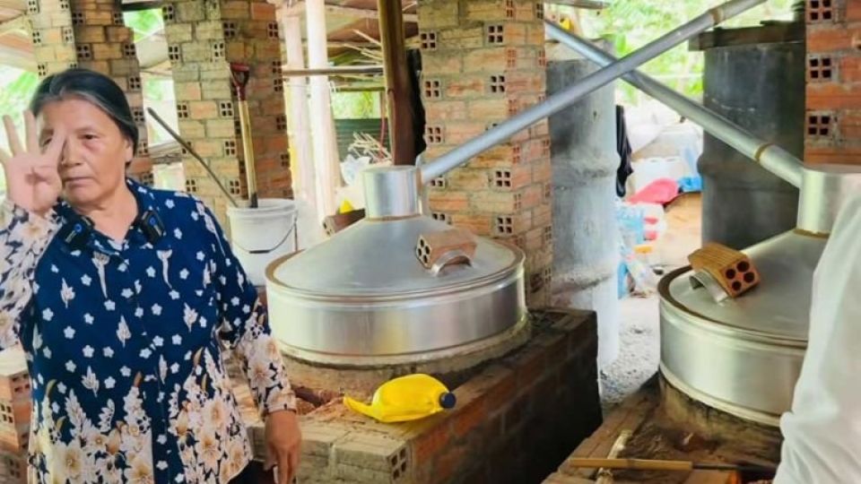 chea_kuntheary_prepares_to_mix_up_another_batch_of_delicious_rice_wine_in_her_battambang_establishment.supplied.jpg
