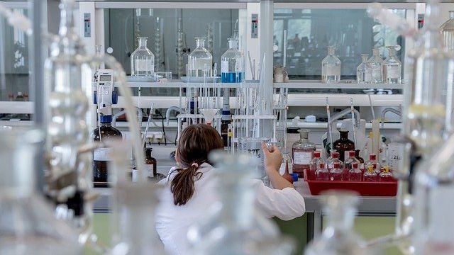 chemist-2815640_640.jpg