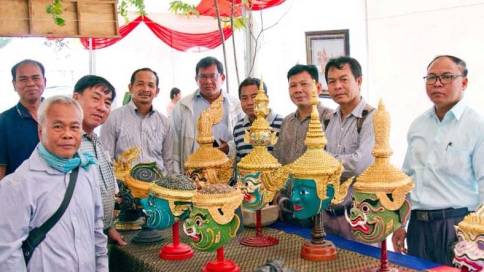 chhim_sothy_second_from_right_head_of_the_department_of_fine_arts_and_handcrafts_poses_with_khmer_lacquerware._culture_ministrty.jpg
