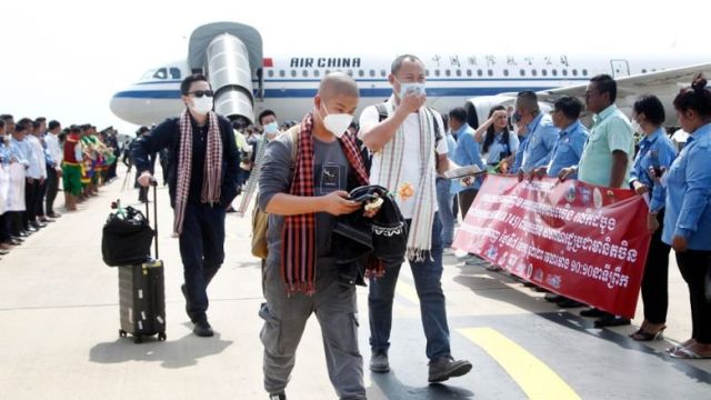 chinese-tourists-touch-down-at-phnom-penh-international-airport-on-february-7.-heng-chivoan.jpg