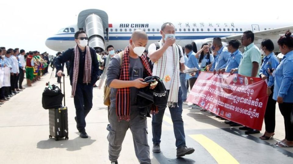 chinese-tourists-touch-down-at-phnom-penh-international-airport-on-february-7.-heng-chivoan.jpg