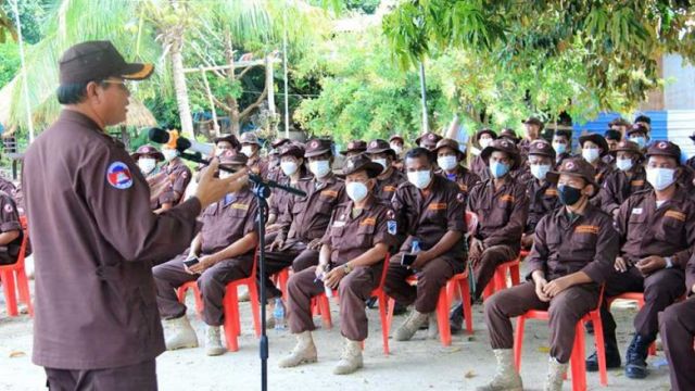 cmac_director-general_heng_ratana_meets_with_deminers_in_banteay_meanchey_province_on_july_4._cmac.jpg