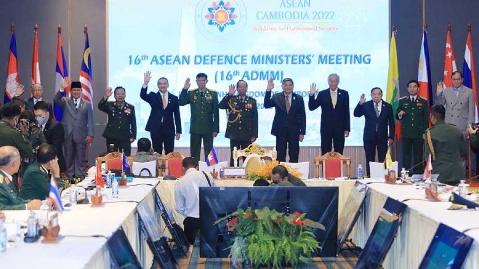 defence_ministers_pose_for_a_photo_at_the_16th_asean_defence_ministers_meeting_16th_admm_in_phnom_penh_on_june_22._heng_chivoan.jpg