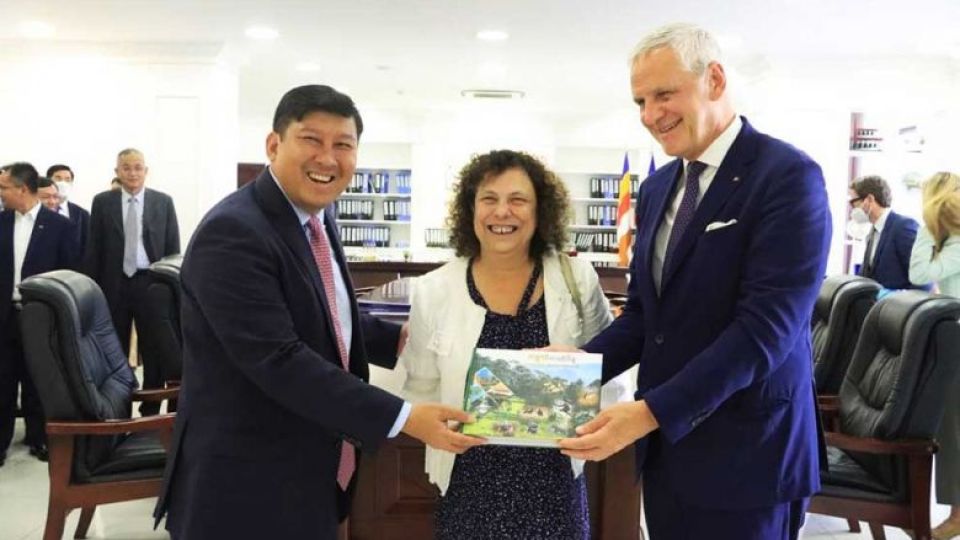 environment_minister_say_samal_left_meets_a_delegation_of_the_european_investment_bank_eib_at_his_ministry_on_september_11._environment_ministry.jpg