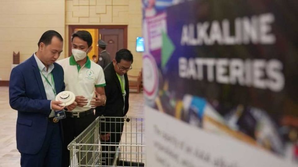environment_ministry_spokesman_neth_pheaktra_visits_an_e-waste_collection_site._yousos_apdoulrashim.jpg