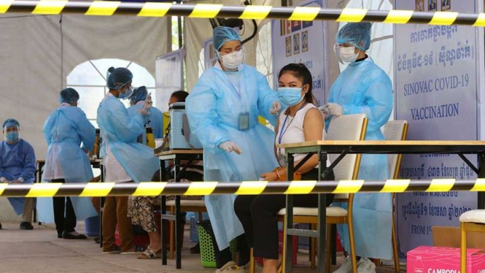 factory_workers_get_their_covid_shot_in_the_capitals_meanchey_district._hean_rangsey.jpg