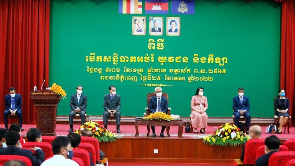 finance_minister_aun_pornmoniroth_centre_and_education_minister_hang_chuon_naron_second_from_righton_stage_during_the_april_25_meeting._heng_chivoan.jpg