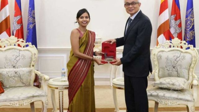 finance_minister_aun_pornmoniroth_right_receives_a_gift_from_indian_ambassador_devyani_khobragade_on_october_5._indian_embassy.jpg